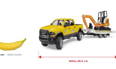 RAM 2500 servisní vůz s minibagrem - Bruder 02546 — skutečná velikost 40,5 × 14,5 × 21 cm, porovnání s banánem