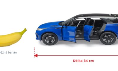 Range Rover Velar - Bruder 02880 — skutečná velikost 34 × 14,3 × 11,5 cm, porovnání s banánem