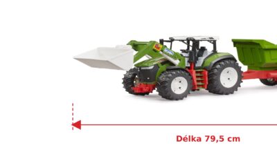 Traktor Roadmax s předním nakladačem a valníkem- Bruder 03452 — skutečná velikost 79,5 × 17,8 × 20 cm, porovnání s banánem