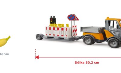 VarioCar s valníkem a přívěsem s dopravním značením - Bruder 02693 — skutečná velikost 50,2 × 10,5 × 17,3 cm, porovnání s banánem