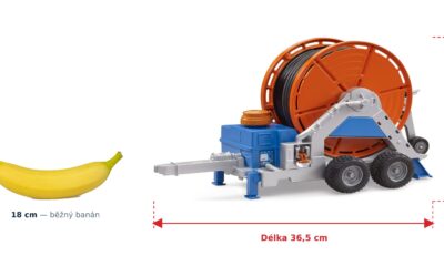 Zavlažovač půdy - Bruder 02034 — skutečná velikost 36,5 × 17,3 × 21,5 cm, porovnání s banánem